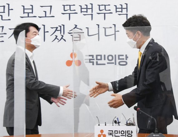 여영국 정의당 대표가 29일 오전 국회에서 국민의당 안철수 대표를 예방해 인사를 하고 있다. 2021.3.29/뉴스1 © News1 성동훈 기자