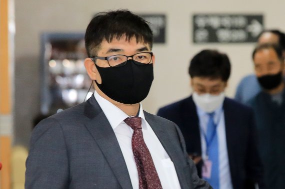 정경심 동양대 교수의 변호를 맡은 김칠준 변호사가 29일 오후 서울 서초구 서울고등법원에서 열리는 정 교수의 자녀 입시비리·사모펀드 의혹 관련 항소심 공판에 참석하고 있다. 2021.3.29/뉴스1 © News1 구윤성 기자