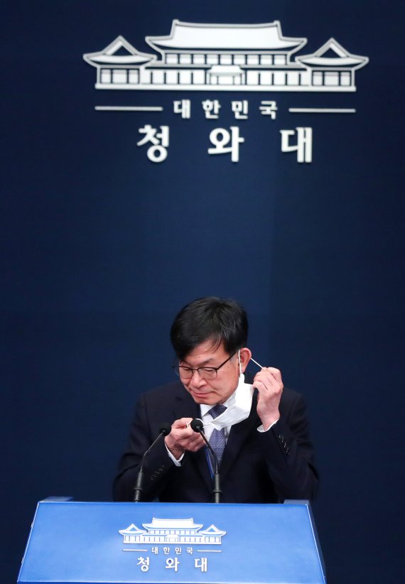검찰, '文정부시절 통계조작 혐의' 김수현·김상조·김현미 등 11명 기소