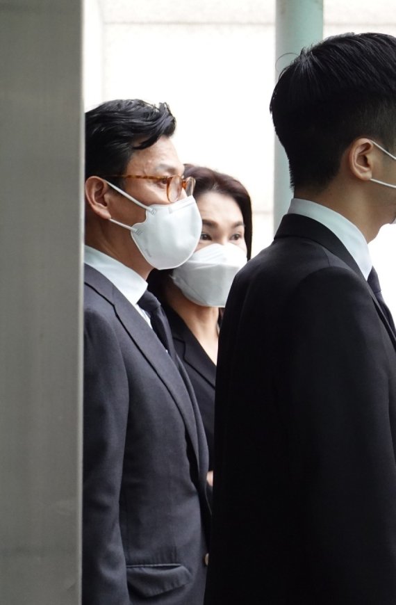 이서현 삼성복지재단 이사장(가운데)이 남편 김재열 삼성경제연구소 사장(왼쪽)과 29일 고(故) 신춘호 농심 회장의 빈소를 찾아 고인의 넋을 기렸다. © 뉴스1 황덕현 기자