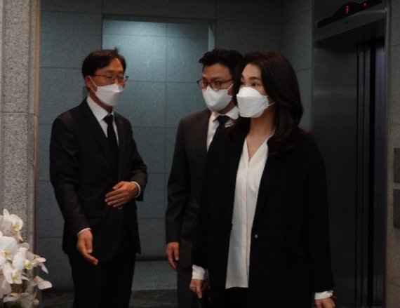 이서현 삼성복지재단 이사장(오른쪽)이 남편 김재열 삼성경제연구소 사장(가운데)과 29일 고(故) 신춘호 농심 회장의 빈소를 찾아 고인의 넋을 기렸다. © 뉴스1 황덕현 기자