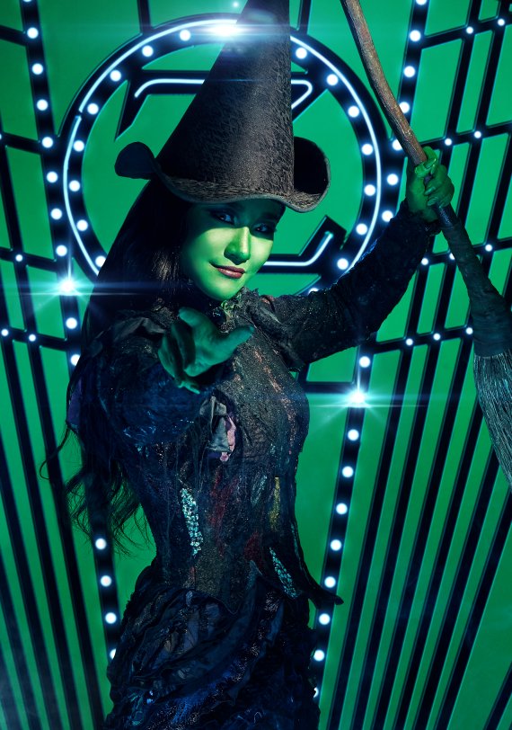 자타가 공인하는 최고의 보컬리스트로 자리매김한 손승연은 가수로, 뮤지컬배우로 바쁜 나날을 보내고 있다. 그가 초록마녀 엘파바로 출연하는 뮤지컬 '위키드'는 오는 5월 2일 서울 공연을 마친 뒤 부산에서도 공연된다. 에스앤코 제공