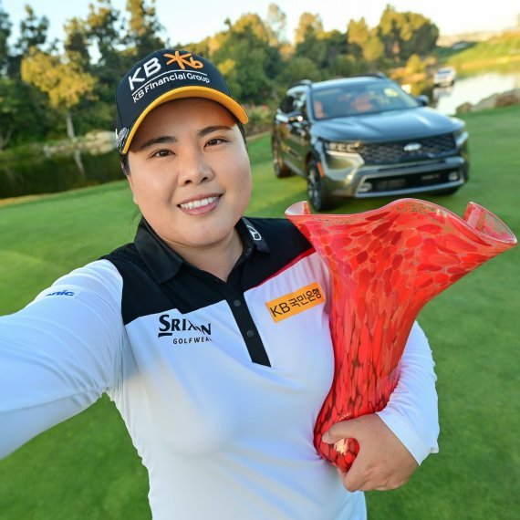 29일(한국시간) 막을 내린 LPGA투어 기아클래식에서 통산 21승째를 거둔 ‘골프여제’ 박인비가 우승 트로피를 안고 셀카를 찍으며 기뻐하고 있다. LPGA 제공