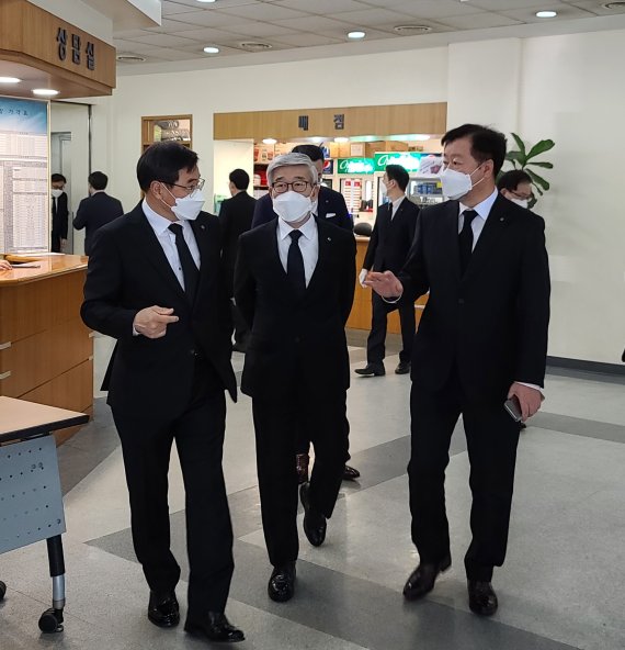 (왼쪽부터)이봉철 호텔BU장(사장), 송용덕 롯데지주 대표(부회장), 이영구 식품BU장(사장) 등 롯데그룹 임직원이 29일 고(故) 신춘호 농심 회장의 빈소가 마련된 서울 종로구 서울대학병원 장례식장을 조문했다. © 뉴스1 조현기 기자