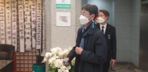 신동원 농심 부회장이 29일 오전 농심홀딩스 주주총회에 참석한 후 신춘호 회장의 빈소가 마련된 서울대학교병원 장례식장으로 다시 들어서고 있다.© 뉴스1 / 이비슬 기자