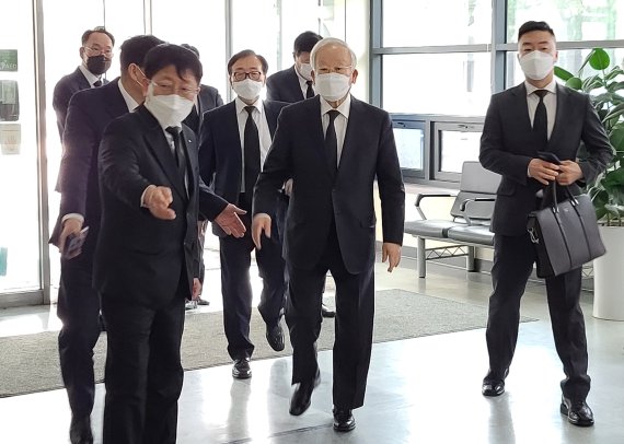 손경식 한국경영자총협회 회장(가운데)이 신춘호 회장을 조문하기 위해 29일 오후 서울 종로구 서울대병원 장례식장에 들어서고 있다. © News1 조현기 기자
