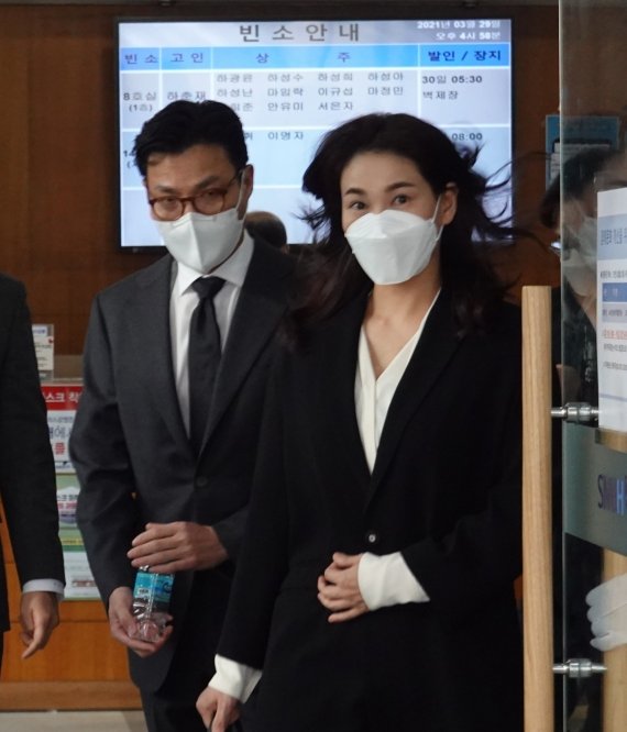 이서현 삼성복지재단 이사장(오른쪽)이 남편 김재열 삼성경제연구소 사장(왼쪽)과 29일 고(故) 신춘호 농심 회장의 빈소를 찾아 고인의 넋을 기렸다. © 뉴스1 황덕현 기자