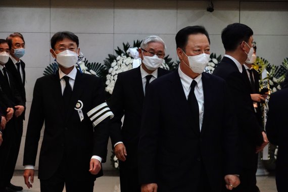 박용만 두산인프라코어 회장이 29일 고(故) 신춘호 농심 회장의 빈소를 찾아 고인의 넋을 기렸다. © News1 황덕현 기자