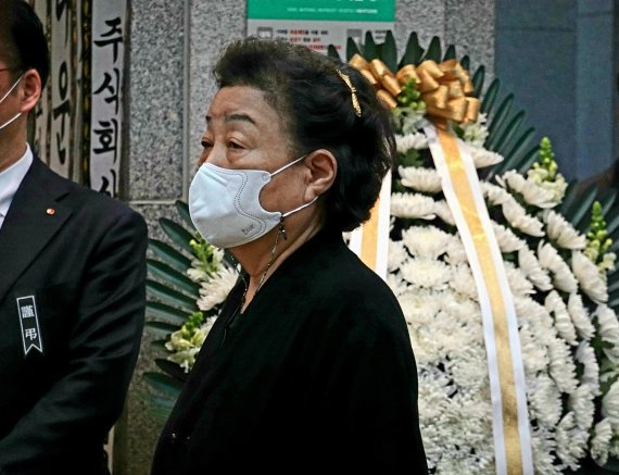 원로배우 강부자씨가 29일 오후 신춘호 농심 회장 빈소에서 조문을 위해 줄을 서 있다. © 뉴스1 황덕현 기자 © News1 황덕현 기자