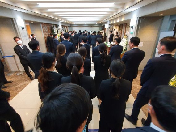 29일 조문을 마치기 전 농심 임직원들이 단체로 고(故) 신춘호 농심 회장을 추모했다. © 뉴스1 황덕현 기자