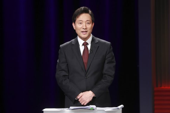 서울=뉴시스]국회사진기자단 = 4·7 서울시장 보궐선거에 출마한 국민의힘 오세훈 후보가 지난 29일 밤 열린 TV토론회를 준비하고 있다. 2021.03.29. photo@newsis.com
