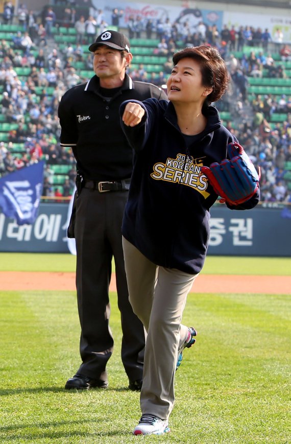 【서울=뉴시스】홍찬선 기자 = 박근혜 대통령이 27일 오후 서울 잠실야구장에서 열린 프로야구 한국시리즈 삼성 대 두산의 경기에 앞서 시구를 하고 있다. 2013.10.27. mania@newsis.com