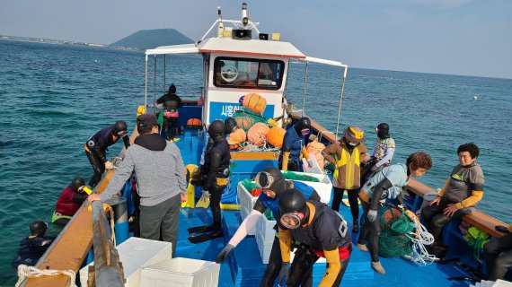 "병원 보내줘서 고맙수다… 복권기금, 해녀질병 치료 지원"