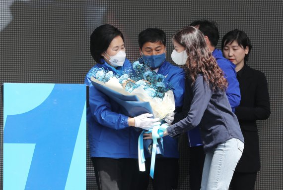 더불어민주당 박영선 서울시장 후보가 29일 서울 성북구 길음역에서 열린 집중유세에서 꽃다발을 선물받고 있다. 2021.3.29/뉴스1 © News1 국회사진취재단