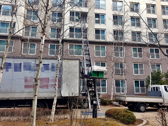 [세종=뉴시스]세종시 한 아파트에서 이른 아침 이사 떠나는 시민. 2021.03.01. ssong1007@newsis.com