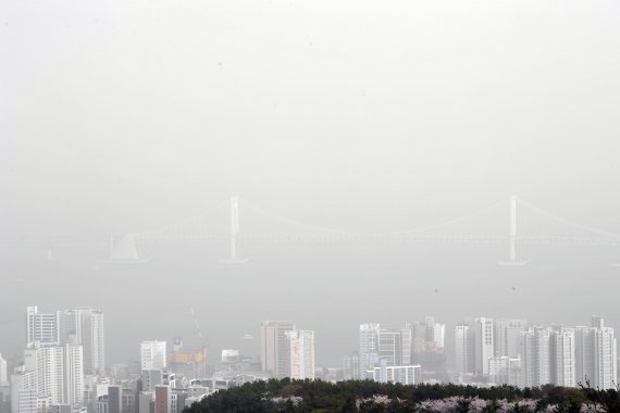 부산지역에 황사경보가 발령된 29일 오후 부산 금련산 전망대에서 바라본 광안대교가 황사에 뒤덮여 희미하게 보이고 있다./제공=뉴시스