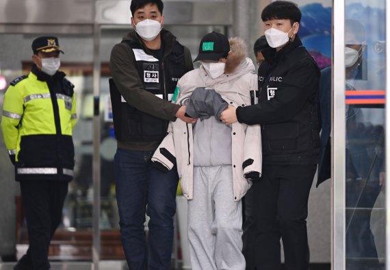 [용인=뉴시스] 김종택기자 = 10살 여아 조카를 욕조에서 '물고문' 하는 등 학대해 숨지게 한 이모부 A씨가 10일 오후 경기도 용인동부경찰서에서 구속영장 실질심사를 위해 호송되고 있다. 2021.02.10.jtk@newsis.com