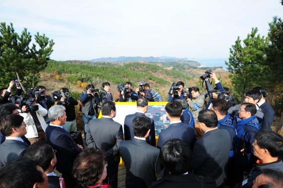 2014년 11월24일 당시 정홍원 국무총리가 경북 영덕군 영덕읍 창포리 풍력발전소 단지를 찾아 한수원 관계자로부터 신규 원전부지에 대한 설명을 듣고 있다.2014.11.21 /뉴스1 © News1 최창호 기자