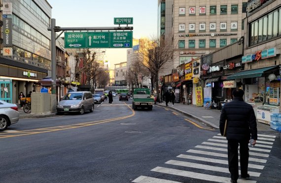 동대문구는 전선을 땅속으로 묻는 전선 지중화 사업을 하고 있다. 사진은 지중화 사업이 이뤄진 회기역 일대. 사진=동대문구