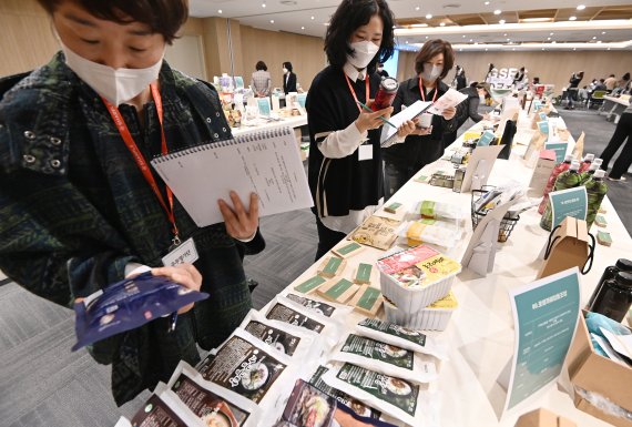 지난달 경기도 수원시 영통구 수원컨벤션센터에서 열린 '사회적경제 비대면 통합품평회'에서 심사위원들이 제품을 심사하고 있다. 뉴시스