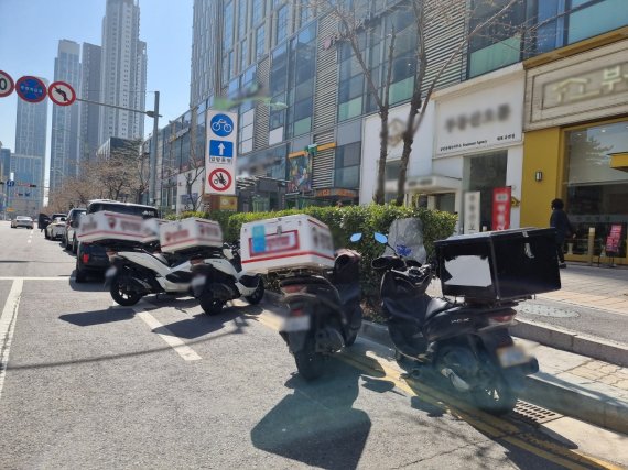 [인천=뉴시스] 김동영 기자 = 인천 송도 한 아파트 출입구에서 발생한 ‘갑질 아파트 배달 라이더 폭행사건’ 관련 라이더유니온이 30일 오전 입주자 대표자와의 면담을 촉구하고 나섰다. 2021. 3.30. dy0121@newsis.com