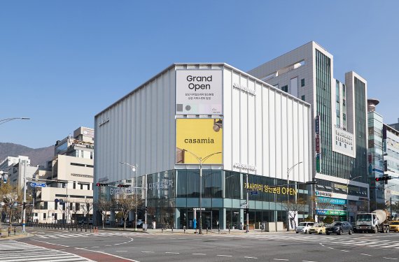 지난 26일 오픈한 까사미아X삼성전자 복합 스토어 ‘까사미아 디지털프라자양산점’ 모습. 까사미아 제공.