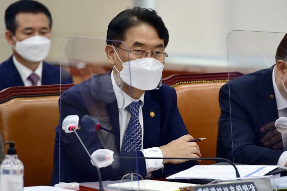 [서울=뉴시스]김선웅 기자 = 22일 국회에서 열린 정무위원회의 국무조정실, 국무총리비서실, 공정거래위원회 등에 대한 종합감사에 윤종인 개인정보보호위원장이 참석하고 있다. (공동취재사진) 2020.10.22. photo@newsis.com