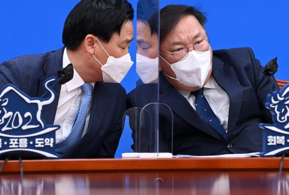 [서울=뉴시스]전진환 기자 = 김태년 더불어민주당 원내대표와 김영진 원내수석부대표. (공동취재사진) 2021.03.23. photo@newsis.com