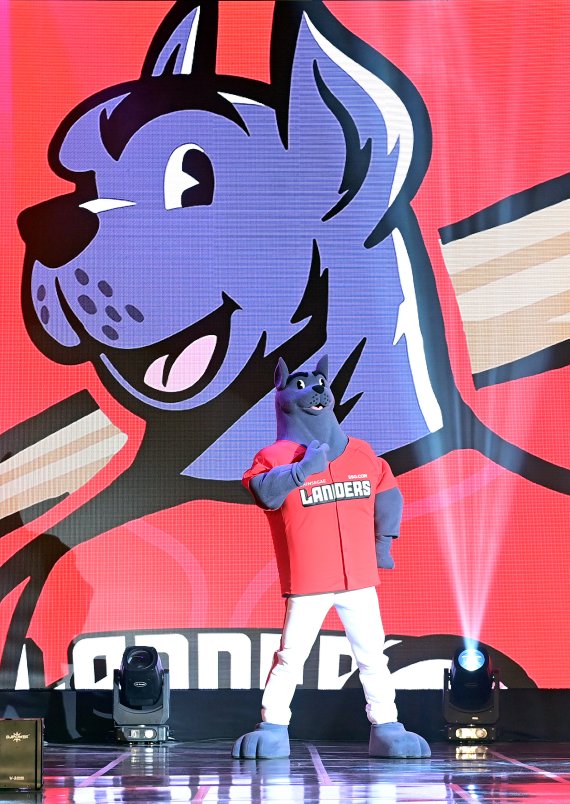 [서울=뉴시스]김병문 기자 = SSG 랜더스 마스코트 랜디가 30일 오후 서울 중구 웨스틴 조선호텔에서 열린 SSG 랜더스 창단식에서 소개되고 있다. (공동취재사진) 2021.03.30. photo@newsis.com