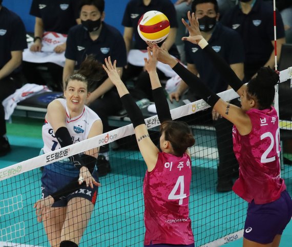 [인천=뉴시스]조수정 기자 = 30일 오후 인천 계양체육관에서 열린 프로배구 여자부 2020-2021 도드람 V-리그 챔피언결정전 3차전 흥국생명 핑크스파이더스와 GS칼텍스 서울 kixx의 경기, GS칼텍스 러츠가 공격하고 있다. 2021.03.30. chocrystal@newsis.com