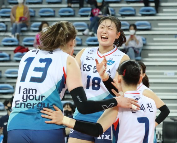 [인천=뉴시스]조수정 기자 = 30일 오후 인천 계양체육관에서 열린 프로배구 여자부 2020-2021 도드람 V-리그 챔피언결정전 3차전 흥국생명 핑크스파이더스와 GS칼텍스 서울 kixx의 경기, GS 칼텍스 선수들이 공격 성공 후 환호하고 있다. 2021.03.30. chocrystal@newsis.com
