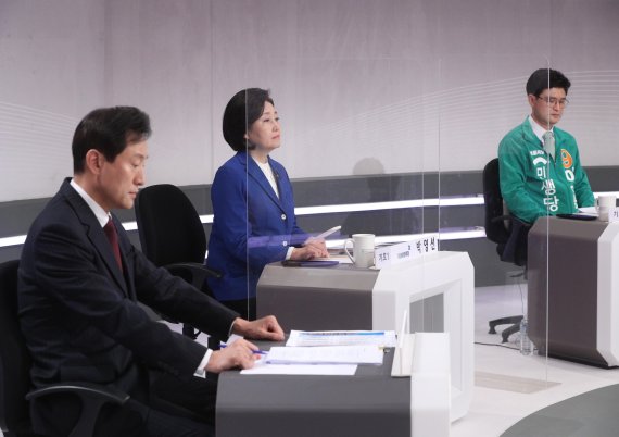 오세훈(왼쪽부터) 국민의힘 후보, 박영선 더불어민주당 후보, 이수봉 민생당 후보가 30일 오후 서울 여의도 KBS에서 열린 서울시장 보궐선거 후보자 초청 토론회에서 토론을 준비하고 있다. 사진=뉴시스화상