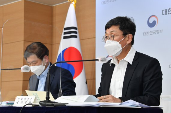 안도걸 기획재정부 예산실장이 29일 정부서울청사에서 '2022년도 예산안 편성 및 기금운용계획안 작성지침' 관련 사전 브리핑을 진행하고 있다. (기재부 제공) © 뉴스1