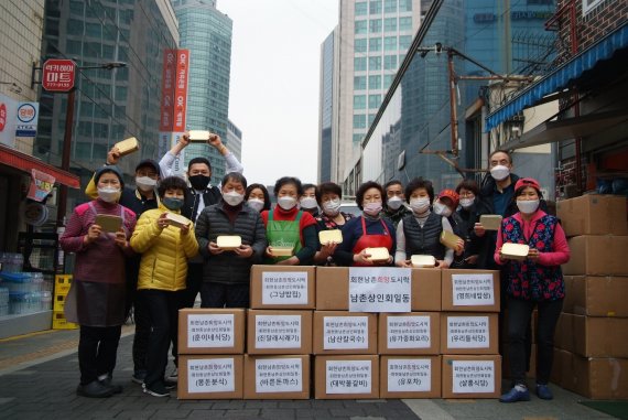 도시락으로 신종 코로나바이러스 감염증(코로나19) 위기를 극복한 회현동 식당 사장들과 이욱정 PD의 모습.(서울시 제공)© 뉴스1© 뉴스1