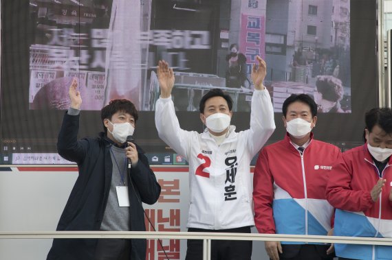 지난 25일 서울 노원구 노원역 사거리 유세에서 이준석 국민의힘 노원구 당협위원장이 오세훈 후보를 소개하고 있다. © News1 국회사진취재단