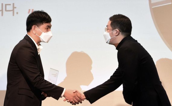 [서울=뉴시스] LG가 30일 서울 마곡 LG사이언스파크에서 개최한 'LG 어워즈(Awards)'에서 구광모 LG 대표가 일등LG상 수상자를 축하하며 악수하는 모습 (제공=LG)