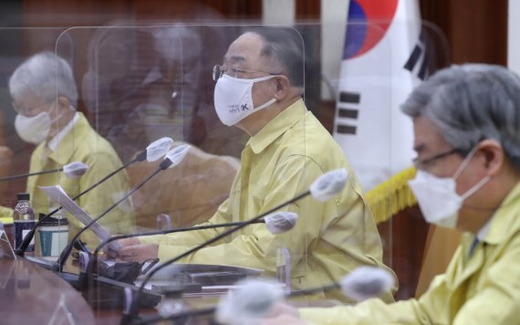 [서울=뉴시스]김명원 기자 = 홍남기 경제부총리 겸 기획재정부 장관이 31일 오전 서울 종로구 정부서울청사에서 제32차 비상경제 중앙대책본부(중대본) 회의 겸 제10차 한국판 뉴딜 관계장관회의에 참석해 발언하고 있다. 2021.03.31. kmx1105@newsis.com