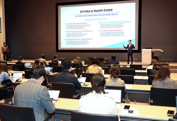[서울=뉴시스]손병두 한국거래소 이사장이 31일 서울 여의도 한국거래소 서울사옥 본관 컨퍼런스홀에서 기자간담회를 개최하고 대한민국의 혁신성장을 뒷받침하는 든든한 자본시장이란 주제로 향후 거래소의 핵심전략 추진방향을 발표하고 있다. (사진=한국거래소 제공) 2021.03.31. photo@newsis.com *재판매 및 DB 금지