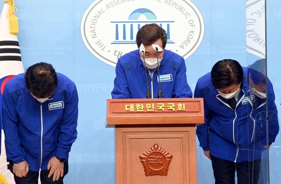 [서울=뉴시스]김진아 기자 = 이낙연 더불어민주당 상임선대위원장이 31일 오전 서울 여의도 국회 소통관에서 대국민 호소 기자회견을 마친 후 인사하고 있다. (공동취재사진) 2021.03.31. photo@newsis.com