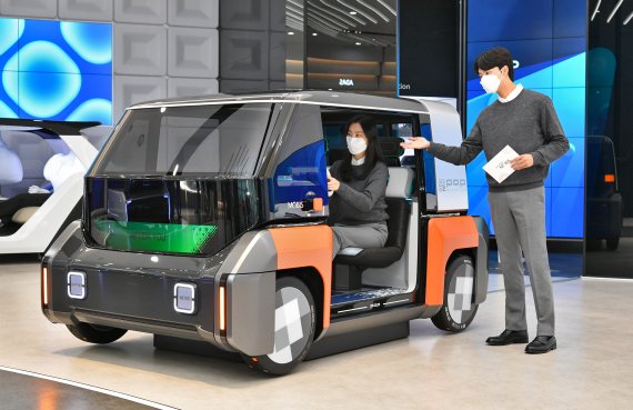 현대모비스 도심 공유형 모빌리티 콘셉트 엠비전 POP. 핸들에 스마트폰을 결합해 차량을 제어할 수 있다.