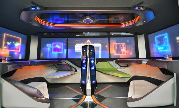엠비전 X의 '버티컬 칵핏'. 차량의 모든 기능을 제어할 수 있고 승객들이 원하는 디지털 콘텐츠를 즐길 수 있다.