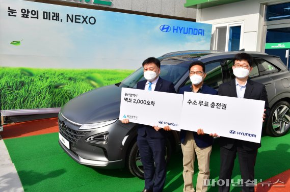 3월 31일 현대자동차 울산지역본부는 울산 2000번째 수소전기차 ‘넥쏘’ 고객을 선정하고 차량 전달식을 가졌다. 이날 전달식에는 조원경 울산경제부시장(왼쪽)과 이진주 현대자동차 울산지역 본부장(오른쪽)이 고객에게 전달하고 기념촬영을 하고 있다. /사진=현대자동차 제공