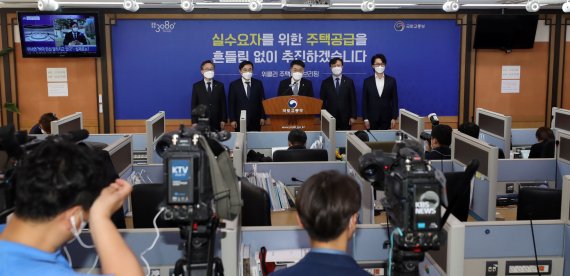 윤성원 국토교통부 1차관이 31일 정부세종청사 국토부 기자실에서 '제1차 위클리 주택공급 브리핑'을 하고 있다. © News1 장수영 기자