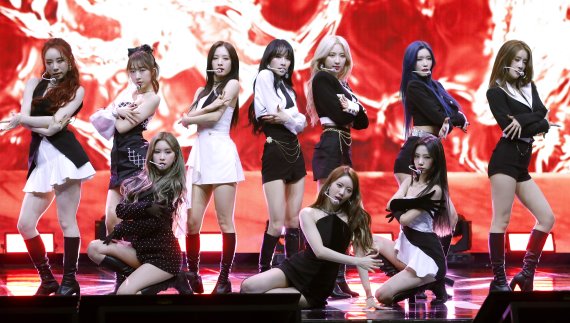 그룹 우주소녀(WJSN)가 31일 오후 서울 광진구 예스24 라이브홀에서 열린 아홉 번 째 미니앨범 '언내추럴(UNNATURAL)' 발매 기념 쇼케이스에 참석해 화려한 무대를 선보이고 있다. 2021.3.31/뉴스1 © News1 권현진 기자