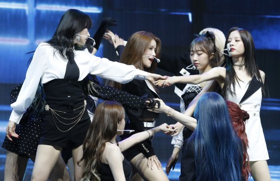 그룹 우주소녀(WJSN) 보나가 31일 오후 서울 광진구 예스24 라이브홀에서 열린 아홉 번 째 미니앨범 '언내추럴(UNNATURAL)' 발매 기념 쇼케이스에 참석해 화려한 무대를 선보이고 있다. 2021.3.31/뉴스1 © News1 권현진 기자