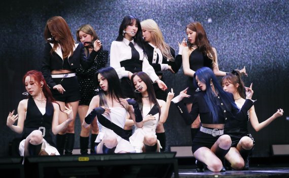 그룹 우주소녀(WJSN)가 31일 오후 서울 광진구 예스24 라이브홀에서 열린 아홉 번 째 미니앨범 '언내추럴(UNNATURAL)' 발매 기념 쇼케이스에 참석해 화려한 무대를 선보이고 있다. 2021.3.31/뉴스1 © News1 권현진 기자