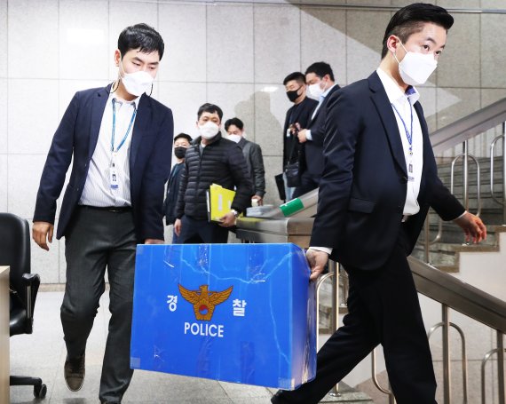 [군포=뉴시스] 김종택기자 = 경기남부경찰청 부동산 투기사범 특별수사대가 31일 오후 경기도 군포시청에서 과장급 공무원 A씨의 투기 혐의와 관련한 압수수색을 마친 뒤 압수물을 옮기고 있다. 2021.03.31.jtk@newsis.com