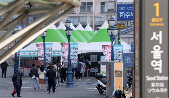 31일 오전 서울역 광장에 마련된 중구 임시선별진료소에서 시민들이 검사를 받기 위해 줄지어 서 있다. 2021.3.31/뉴스1 © News1 이동해 기자