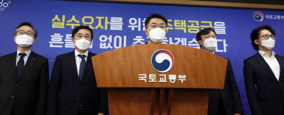 윤성원 국토교통부 1차관이 31일 정부세종청사 국토부 기자실에서 '제1차 위클리 주택공급 브리핑'을 하고 있다. 국토부는 '공공주도 3080+(서울 30만호, 전국 80만호 이상) 주택공급 방안 1차 선도사업 후보지로 서울 금천구 1곳, 도봉구 7곳, 영등포구 4곳, 은평구 9곳 등 4개구 총 21곳을 선정했다. 이와 함께 지난 2월부터 지자체와 민간의 후보지 접수를 개시해 현재까지 지자체 288곳, 민간 53곳 등 341곳을 접수해 입지요건 및 사업성을 검토 중'이라고 밝혔다. 왼쪽부터 유성훈 금천구청장, 이동진 도봉구청장, 윤성