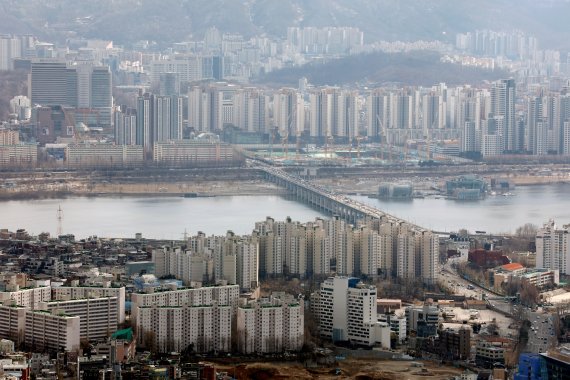 오세훈 서울시장 당선인은 재건축·재개발·뉴타운 활성화를 통한 18만5000가구 공급과 한강변 아파트 층고 제한 50층으로 완화의 부동산 공약을 제시했다. 서울 한강변 아파트 전경 /사진=뉴시스